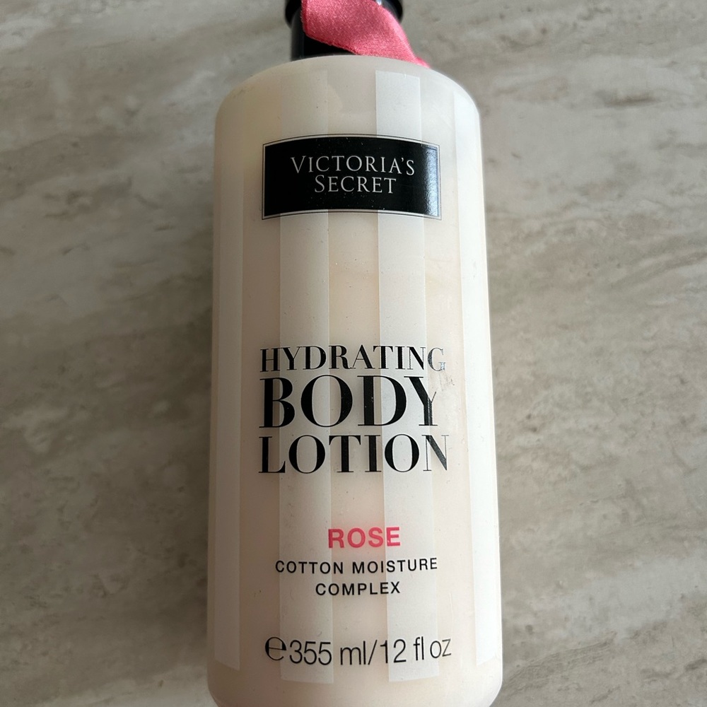 Victoria’s Secret Hydrating body lotion “Rose”